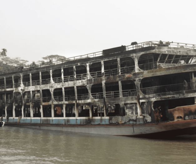 Al menos 39 muertos en un incendio en un barco en Bangladesh