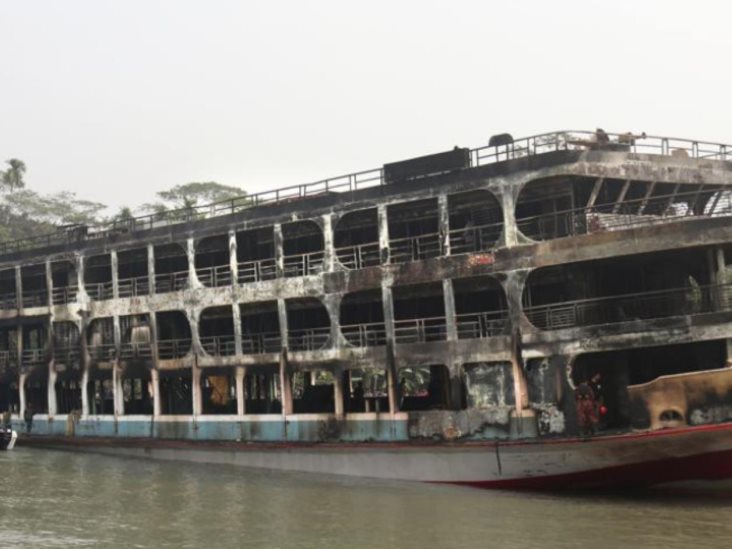 Al menos 39 muertos en un incendio en un barco en Bangladesh Al menos 39 muertos en un incendio en un barco en Bangladesh