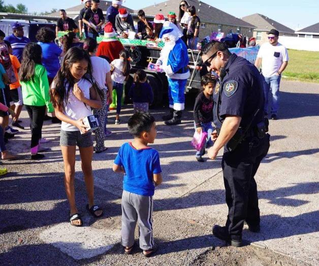 Policías llevan alegría a niños hospitalizados