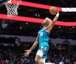 Hornets arrollan a Rockets