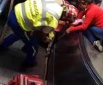 Se le atora pie a niña en escaleras del Metro en CDMX