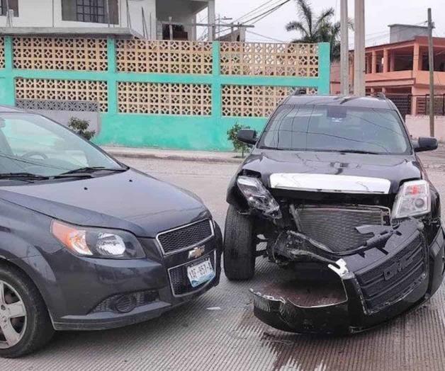 Choca camioneta contra automóvil Choca camioneta contra automóvil