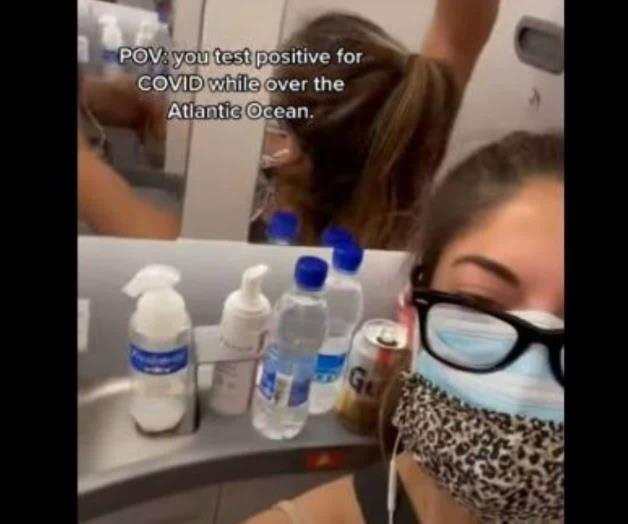 Se encierra maestra en el baño de un avión tras dar positivo a prueba Covid