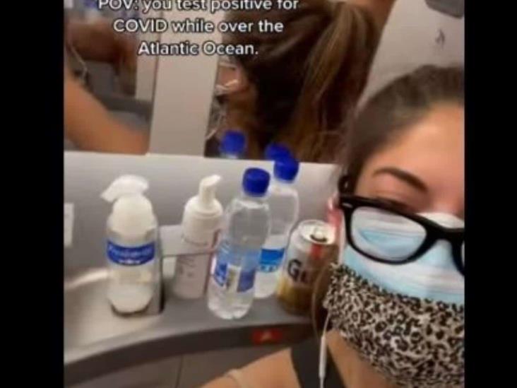 Se encierra maestra en el baño de un avión tras dar positivo a prueba Covid Se encierra maestra en el baño de un avión tras dar positivo a prueba Covid