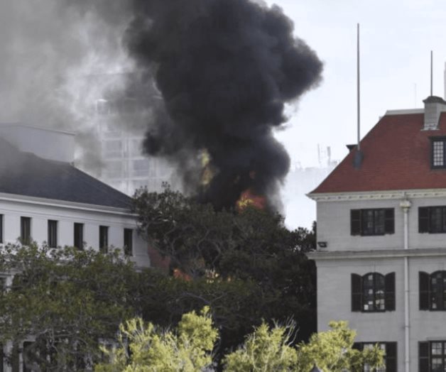 Incendio arrasa la sede del Parlamento de Sudáfrica en Ciudad del Cabo