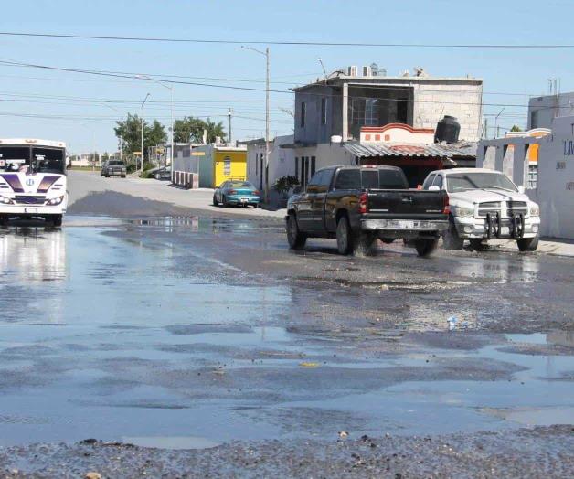 Tinaco derrama agua potable