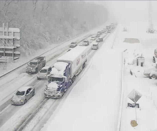Quedan vehículos atrapados en la nieve