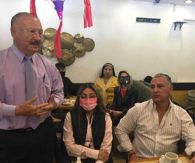 Amedrentan ex alcaldes a reportero en conferencia Amedrentan ex alcaldes a reportero en conferencia