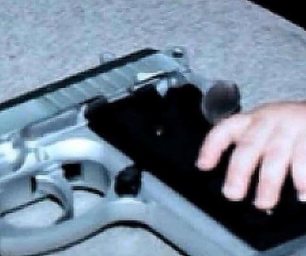 Niño de un año toma pistola y dispara a mamá y hermanito