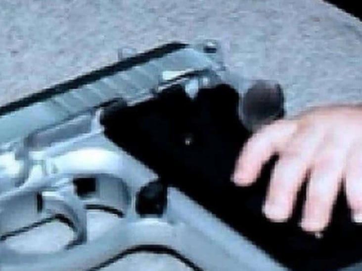 Niño de un año toma pistola y dispara a mamá y hermanito Niño de un año toma pistola y dispara a mamá y hermanito