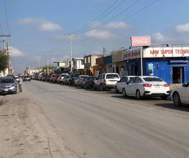 Forman fila de cinco kilómetros para vacunarse Forman fila de cinco kilómetros para vacunarse