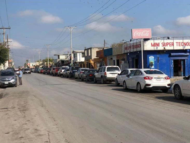 Forman fila de cinco kilómetros para vacunarse Forman fila de cinco kilómetros para vacunarse
