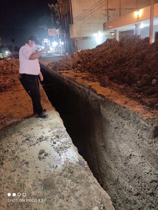 Embanca en obra sanitaria a centímetros de precipicio