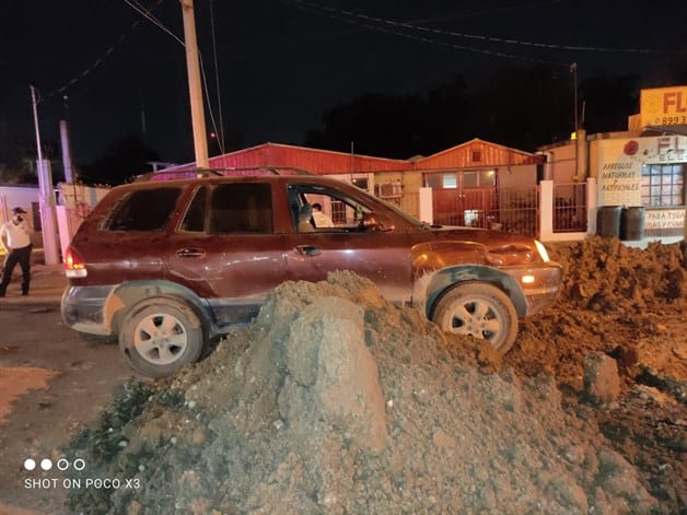 Embanca en obra sanitaria a centímetros de precipicio
