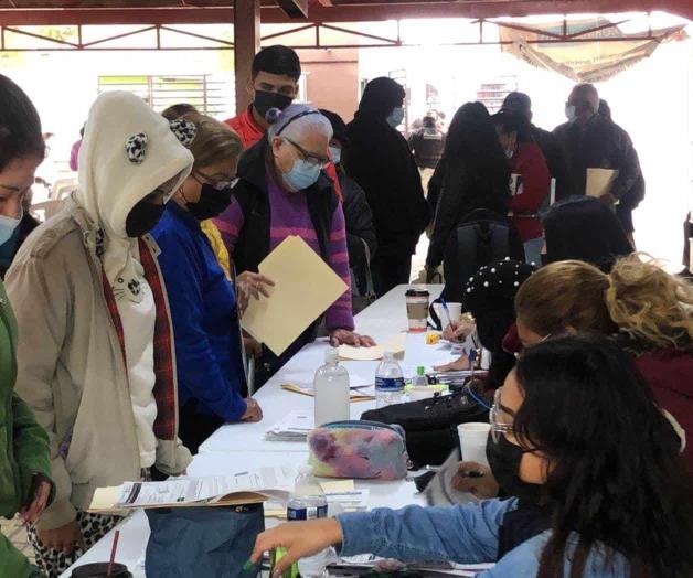 Enfrentan largas filas en vacunación de refuerzo