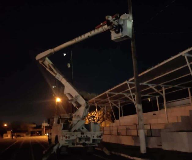 Rehabilitan alumbrado en jornada nocturna