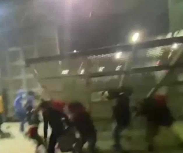 Riña en penal de Apodaca deja 21 lesionados; cae portón sobre familiares y periodistas