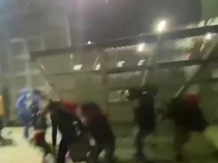 Riña en penal de Apodaca deja 21 lesionados; cae portón sobre familiares y periodistas Riña en penal de Apodaca deja 21 lesionados; cae portón sobre familiares y periodistas