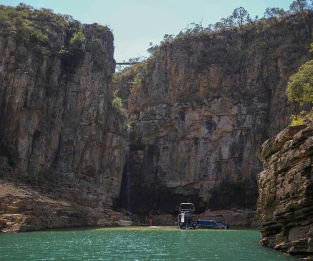 📹 Seis muertos en Brasil al caer roca sobre botes turísticos