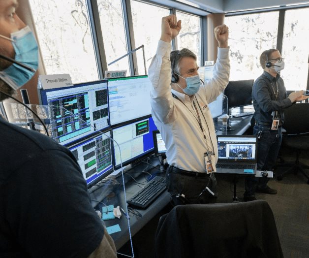 Despliegan espejo principal de telescopio espacial Webb