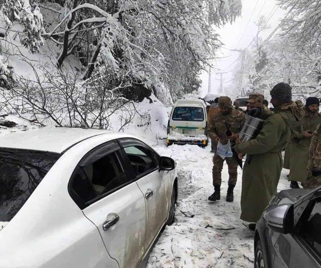 Mueren de frío 22 atrapados en autos