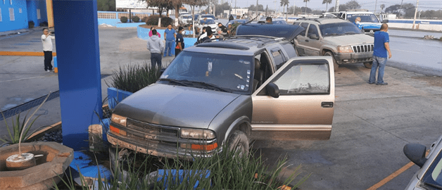 Conductora impacta camioneta en puente