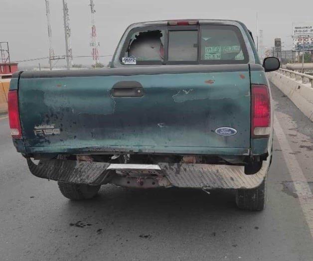 Conductora impacta camioneta en puente