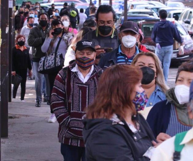 Forman filas para su cita en La Raza Forman filas para su cita en La Raza