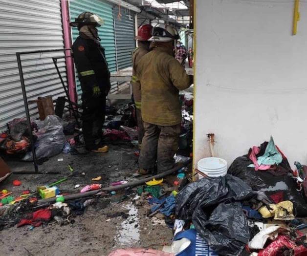 Fuego en local de un tianguis Fuego en local de un tianguis