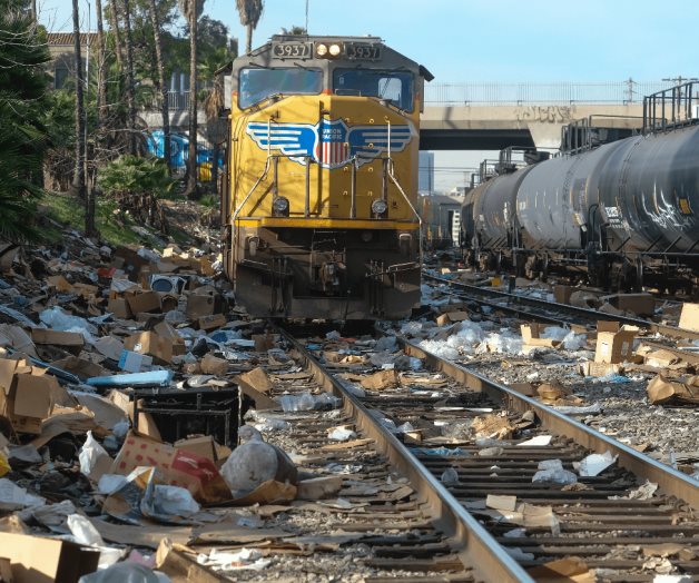 Roban contenedores de carga de ferrocarril