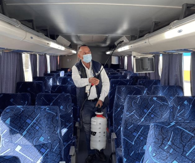 Desinfectan autobuses en ruta al Valle de Texas