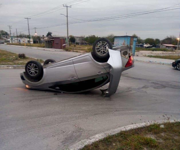 Sufre volcadura tras impactar un camellón