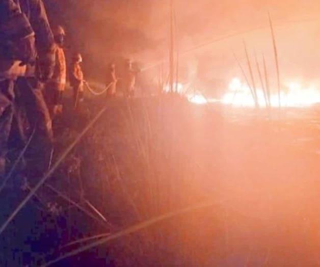 Combaten incendio en ducto de Pemex