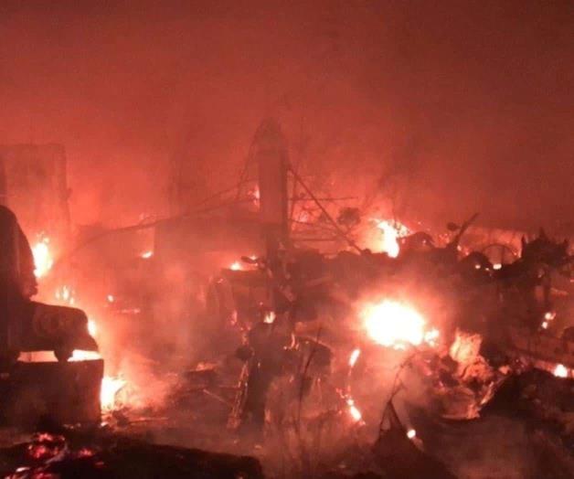 Consume incendio tracto-camiones en yonke de Miguel Alemán