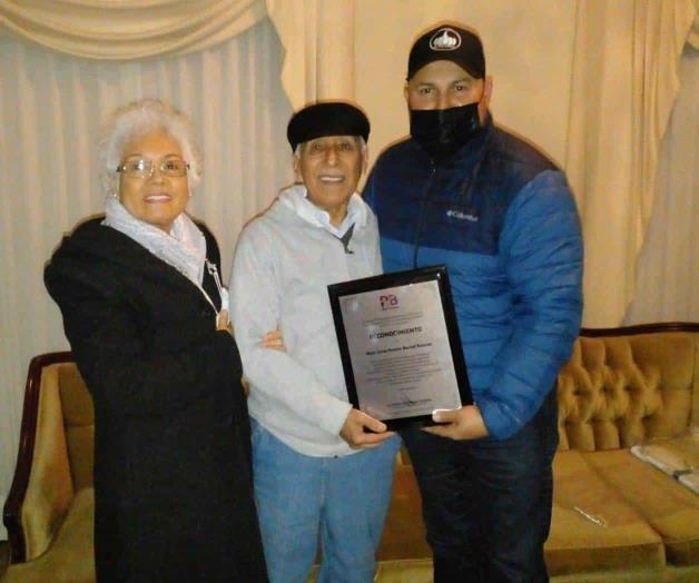 Entrega alcalde reconocimiento a supervisor de Secundarias Generales