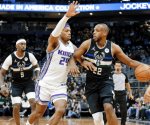 Middleton anota 34 y Bucks supera a Kings