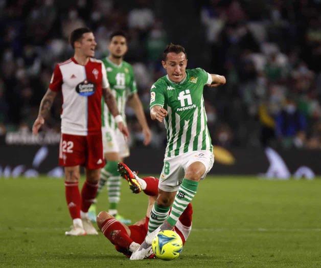 Andrés Guardado renovó un año más con el Real Betis