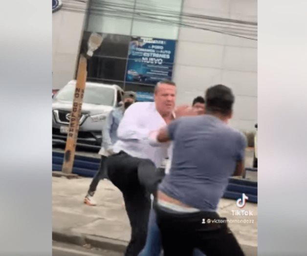 Captan a Alfredo Adame peleando en plena vía pública