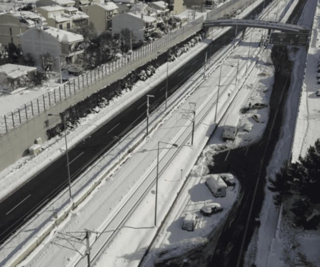 La nieve deja a miles varados en Estambul y Atenas La nieve deja a miles varados en Estambul y Atenas