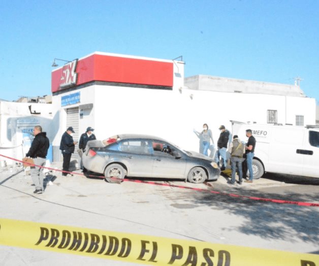 Arrolla y mata a albañil; cuerpo queda entre el auto y la pared