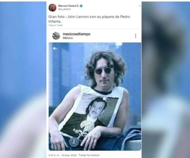 Confunde Ebrard meme  de John Lennon con foto real