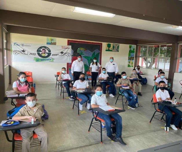 Alumnos de Méndez regresan a las aulas