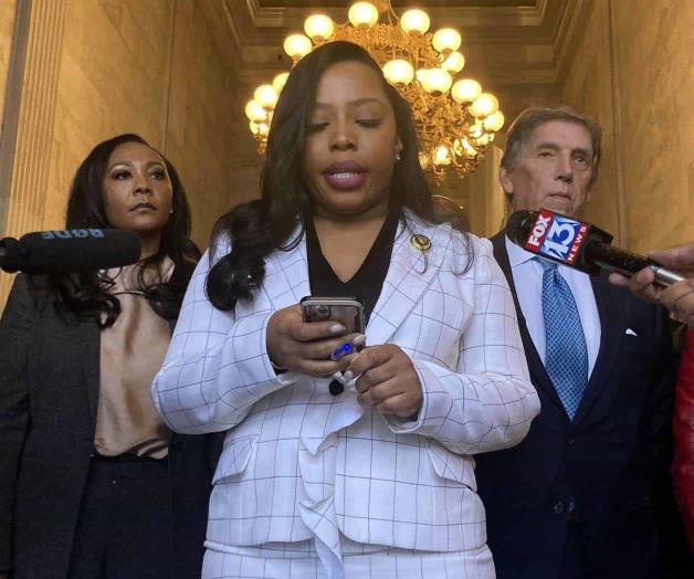 Expulsan a senadora demócrata por fraude