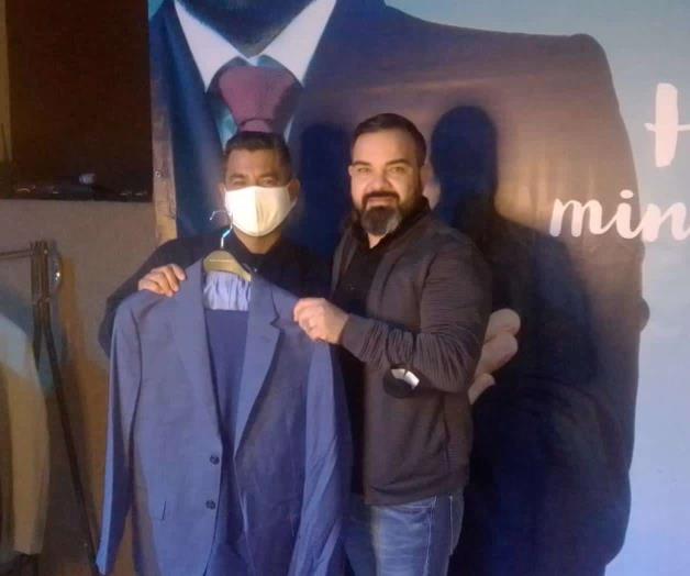 Entregan 80 trajes a pastores evangélicos
