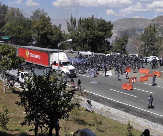 Enfrentan normalistas a la Guardia Nacional Enfrentan normalistas a la Guardia Nacional