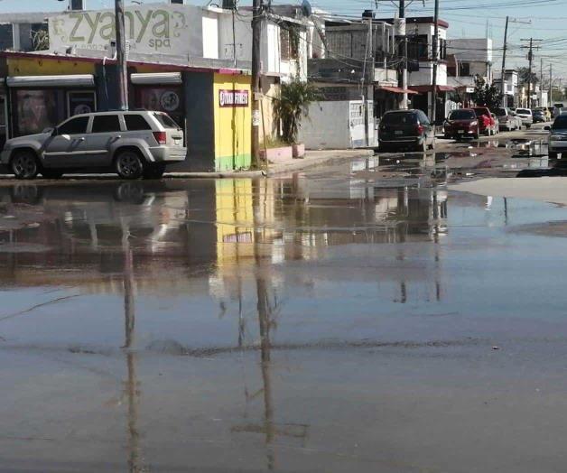 Inundado el bulevar Inglaterra; recién lo habían repavimentado