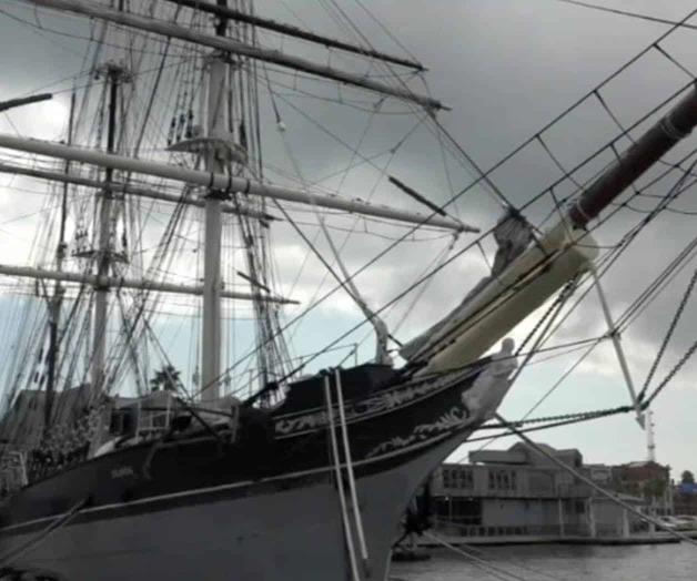 Muere mujer al caer desde mástil de barco en Galveston