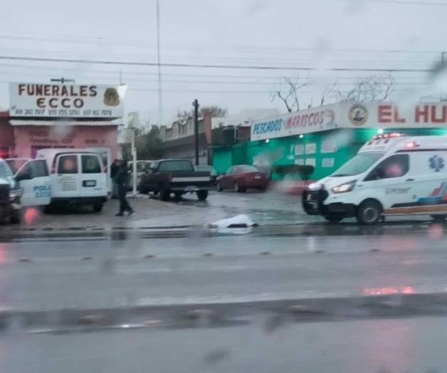 Intenta cruzar carretera y muere atropellado