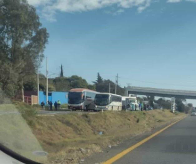 Toman normalistas autobuses en Michoacán