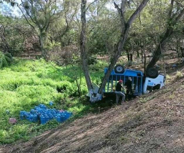 Vuelca camión con agua, el conductor sale ileso